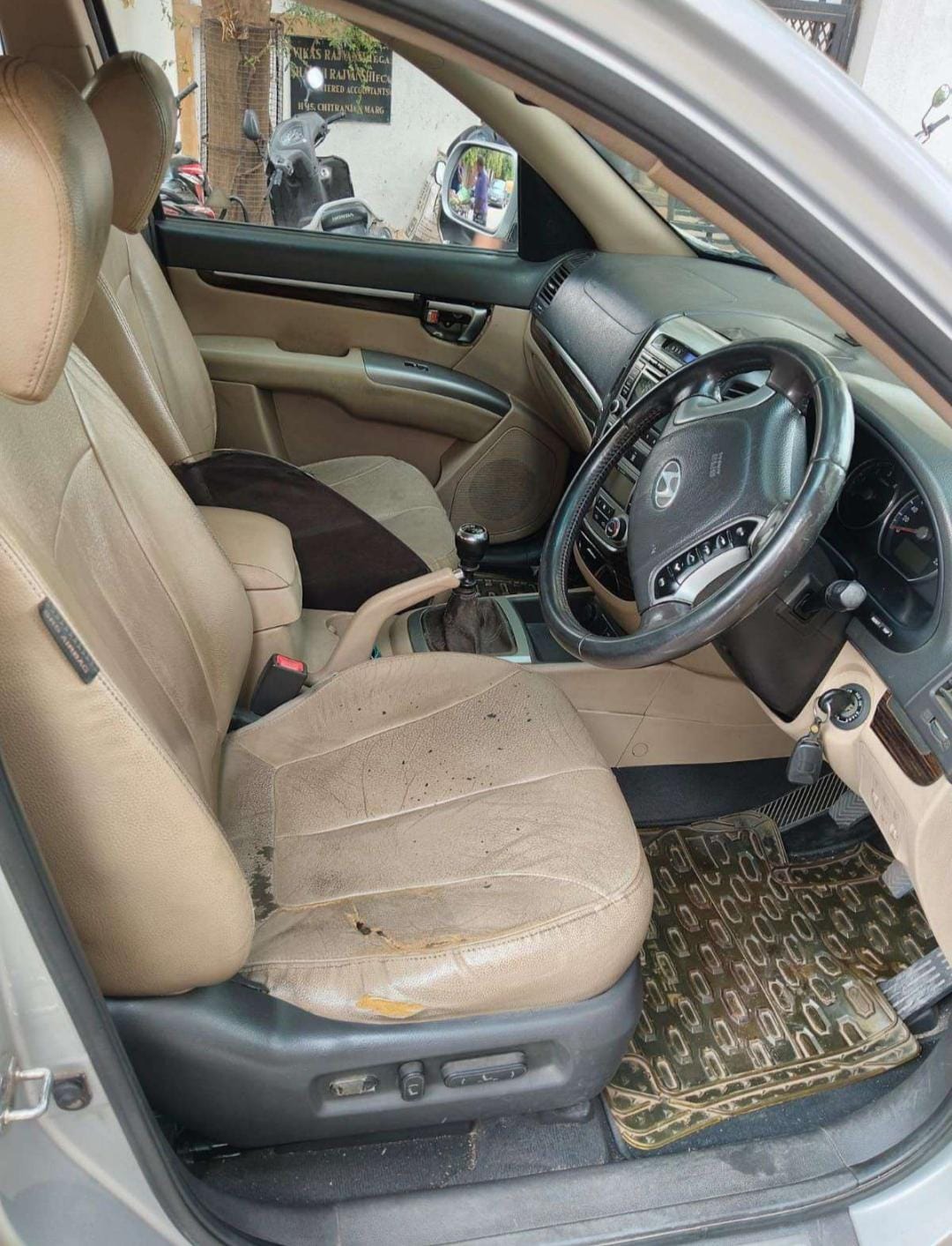 Vehicle Hyundai Santa Fe 2011 in Jaipur