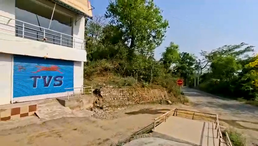 Shops for Sale in road side, Dhin